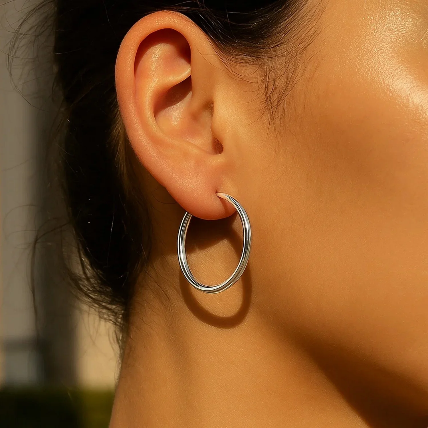 10k White Gold Polished Hoop Earrings (30 mm) - Image 5