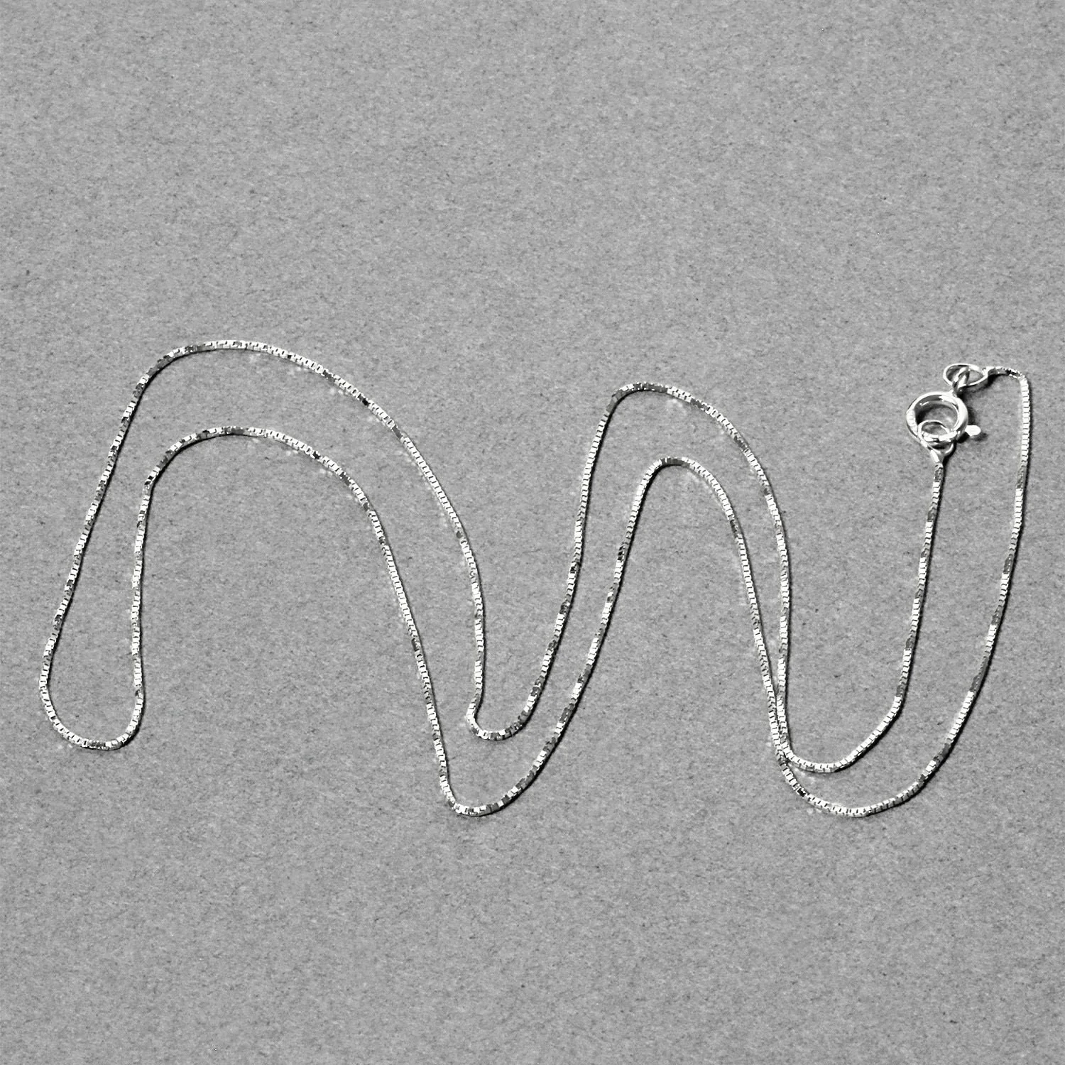 14k White Gold Classic Box Chain 0.45mm - Image 5