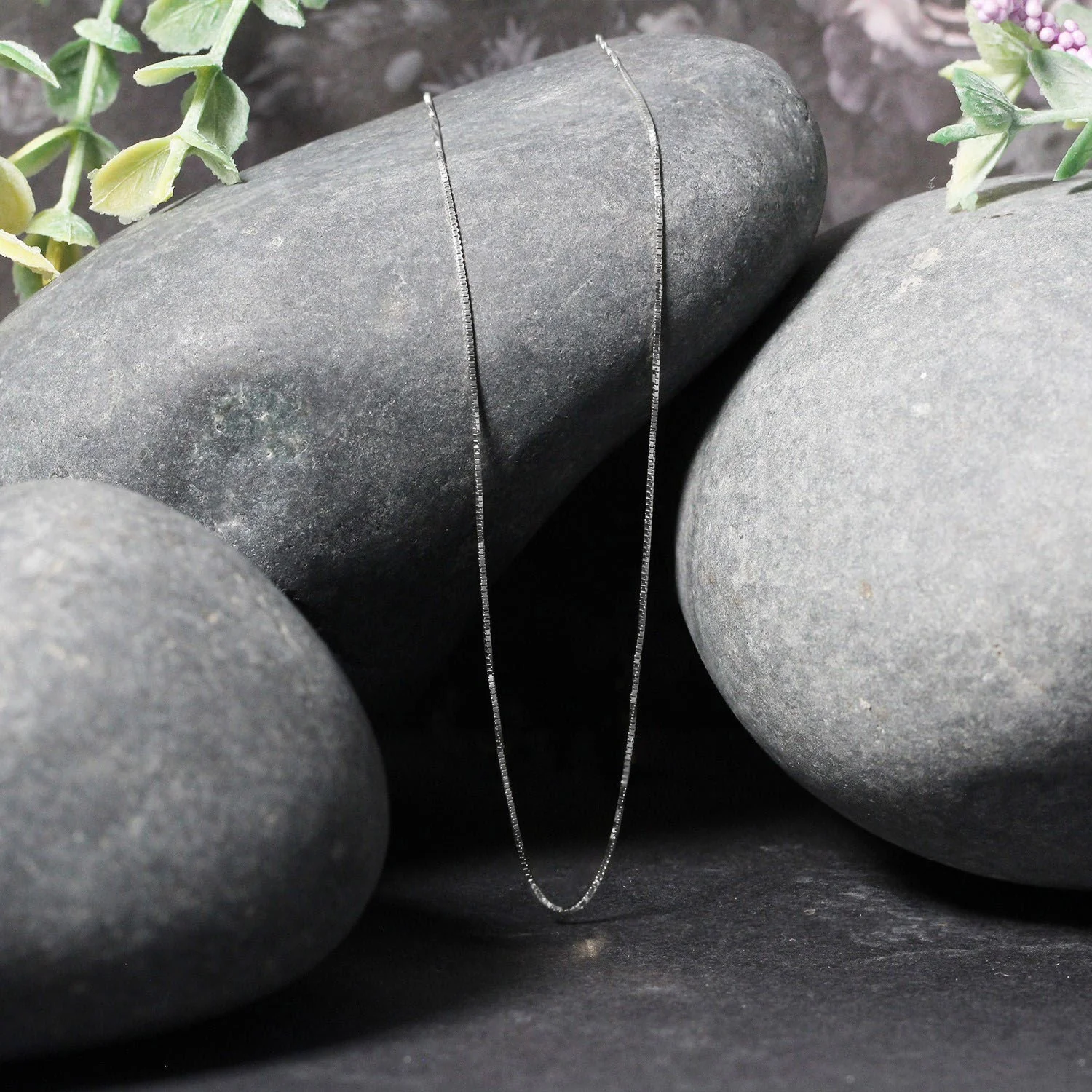 14k White Gold Classic Box Chain 0.6mm - Image 4