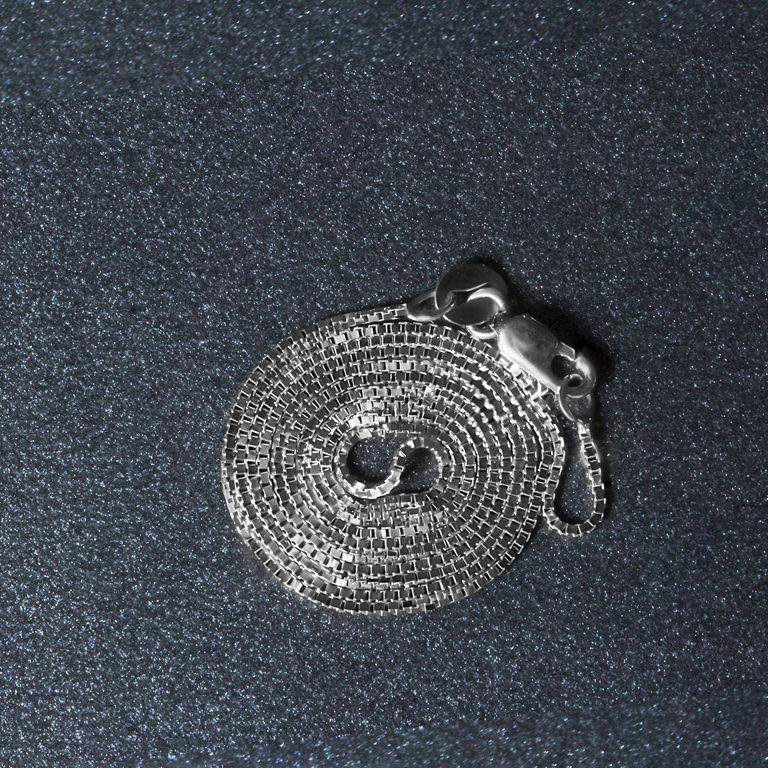 14k White Gold Classic Box Chain 0.7mm - Image 6