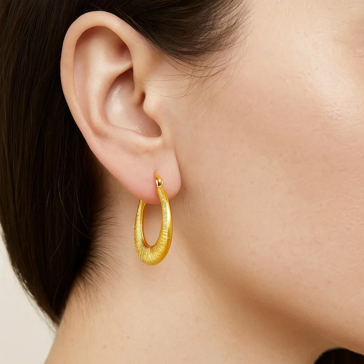 14k Yellow Gold Graduated Round Textured Hoop Earrings - Image 3