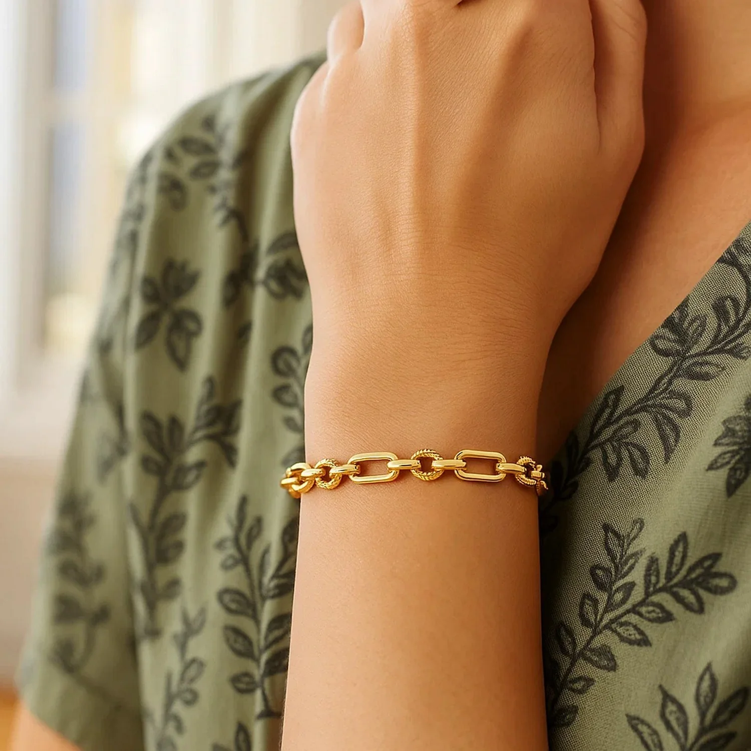 14k Yellow Gold Polished and Textured Link Bracelet - Image 4