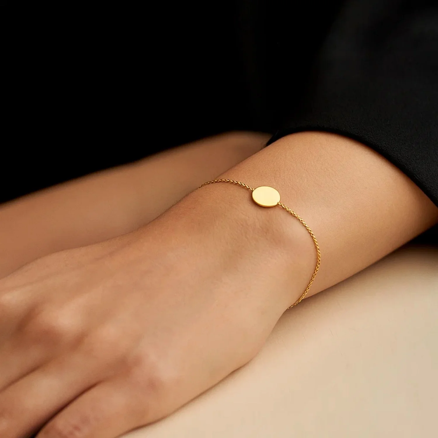 Adjustable Bracelet with Shiny Circle in 14k Yellow Gold - Image 4