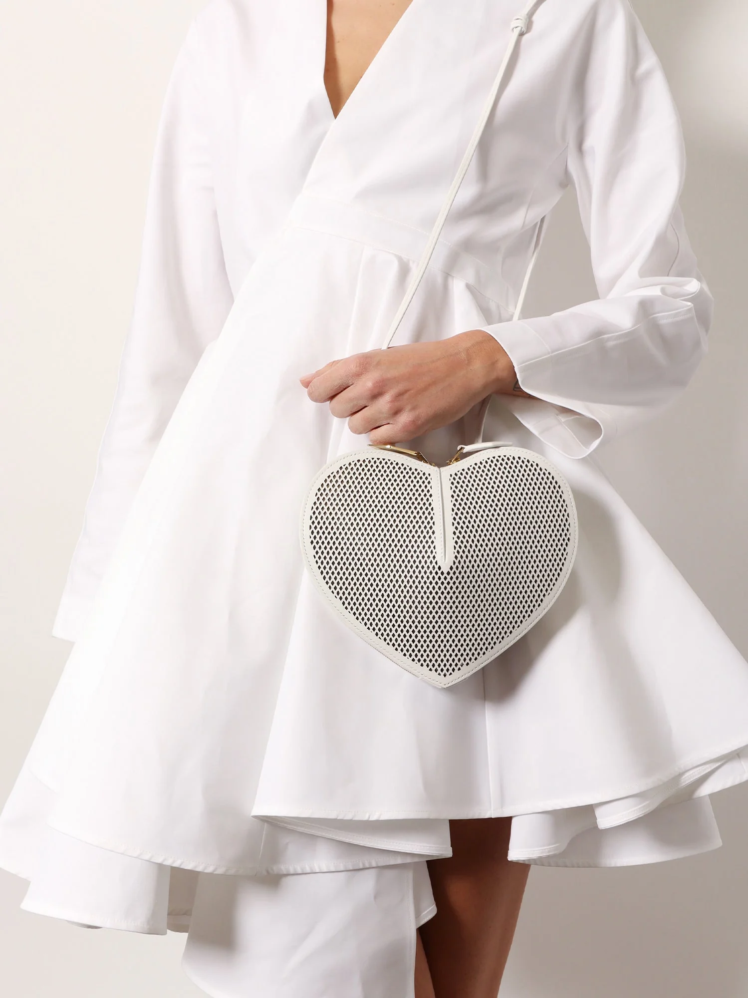 Alaia Le Coeur Shoulder Bag In Leather With Fishnet Motif - Image 2