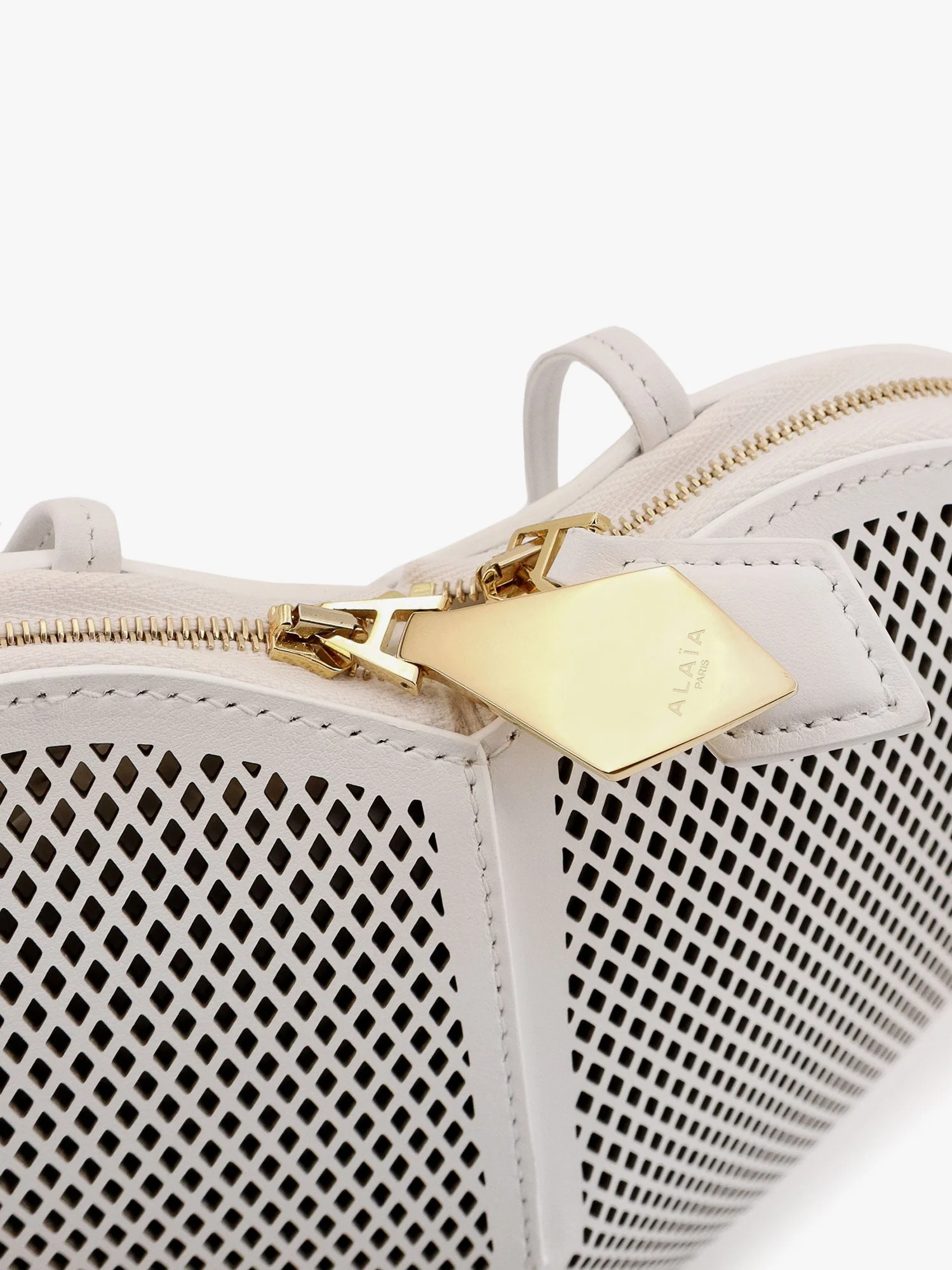 Alaia Le Coeur Shoulder Bag In Leather With Fishnet Motif - Image 5