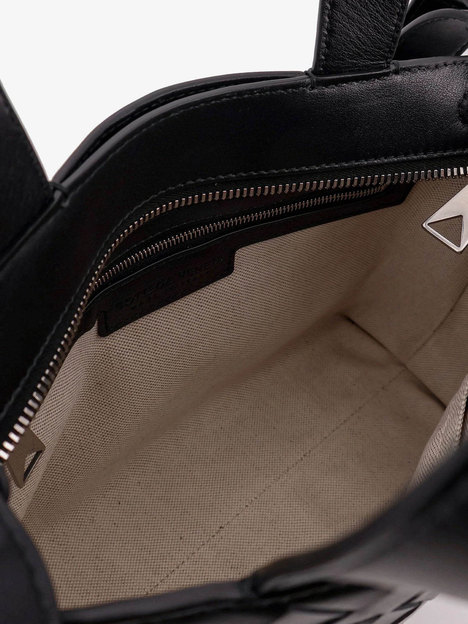 Bottega Veneta Leather Crossbody Bag With Intrecciato Pattern - Image 4