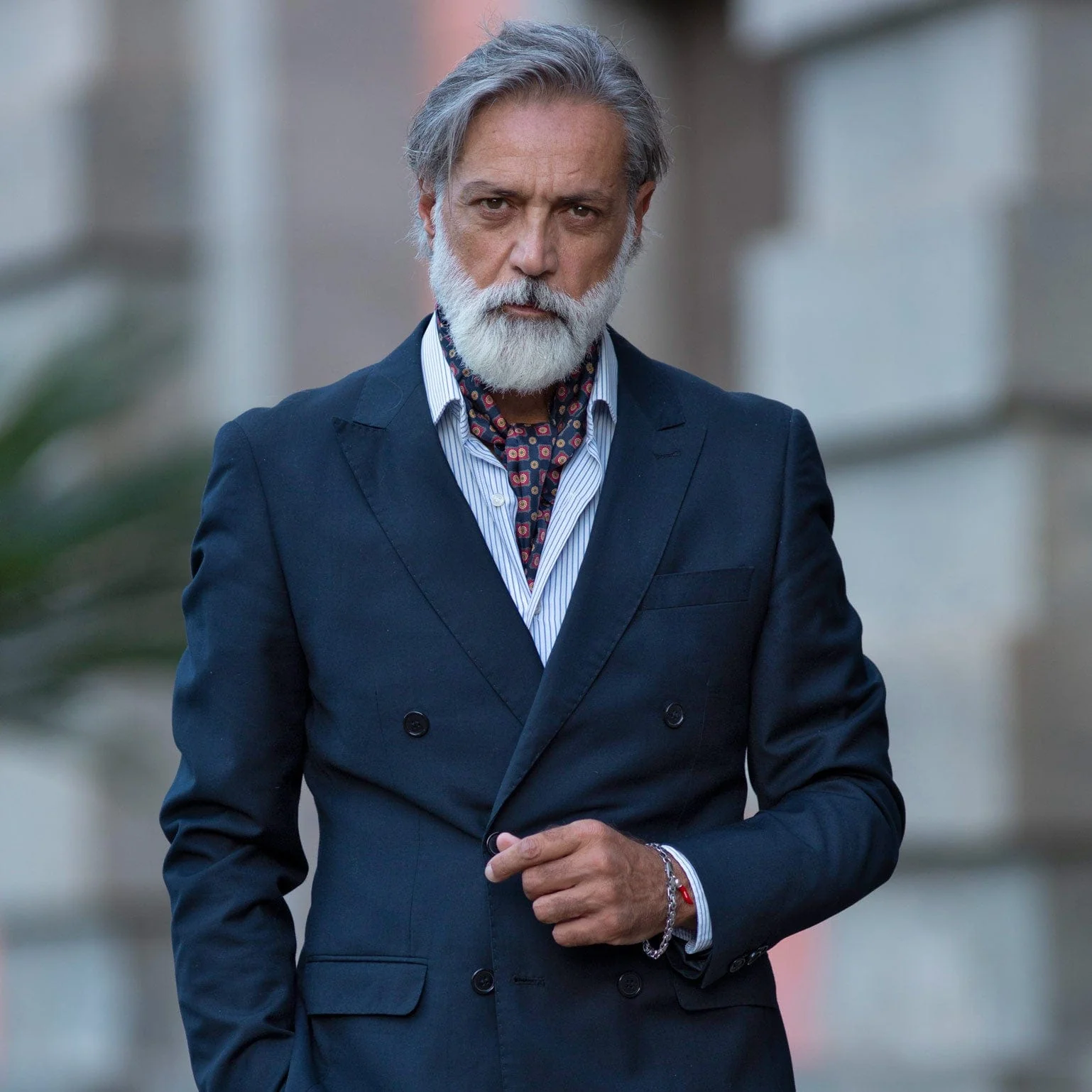 Elizabetta Barberini Silk Ascot Cravat Tie in Navy and Red - Image 2