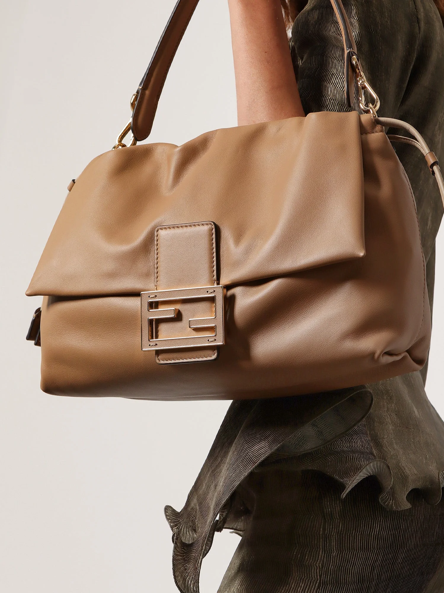 Fendi Mamma Baguette Large Leather Shoulder Bag - Image 2