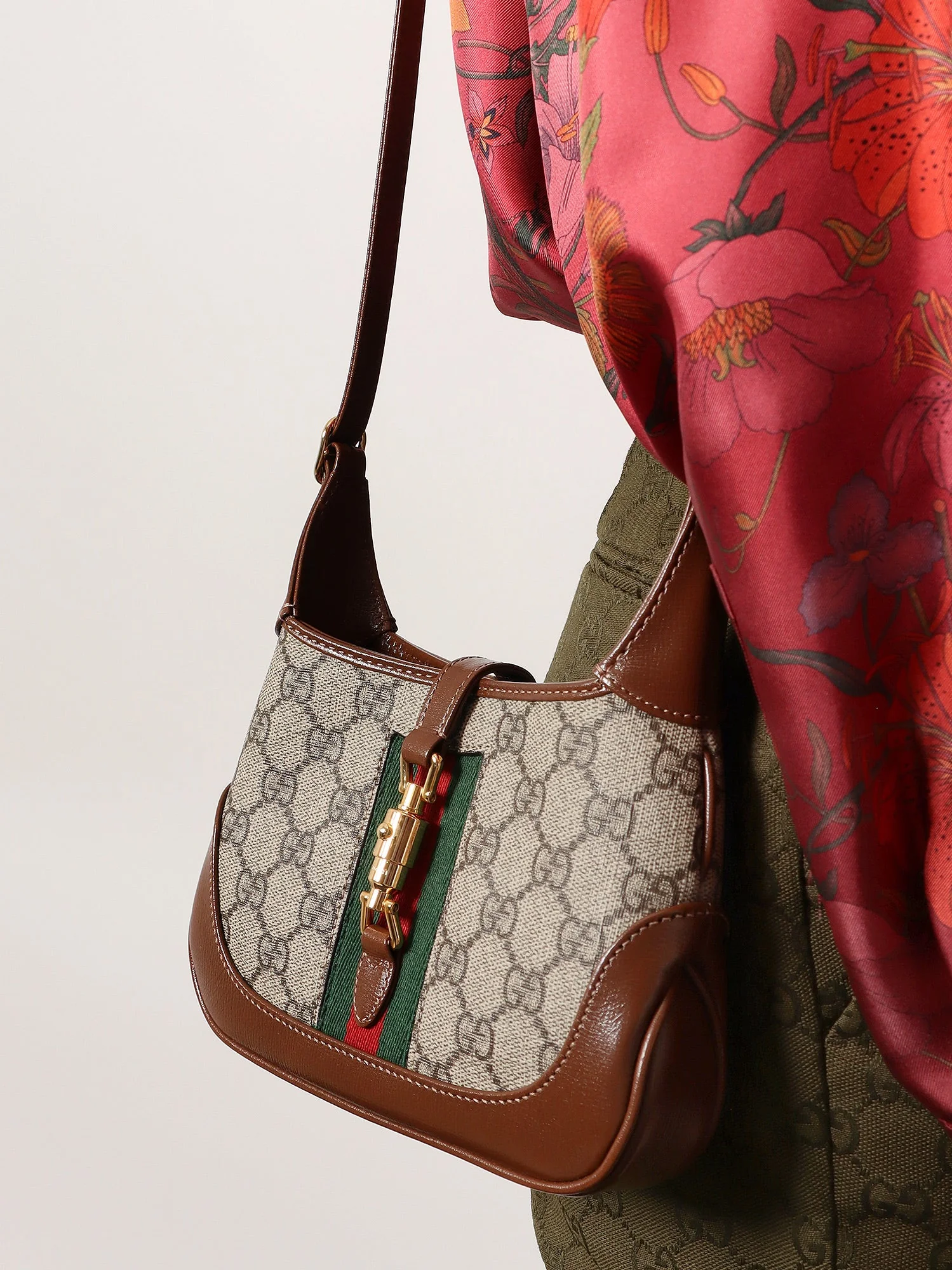 Gucci Gg Supreme Fabric And Leather Shoulder Bag With Iconic Web Band - Image 2