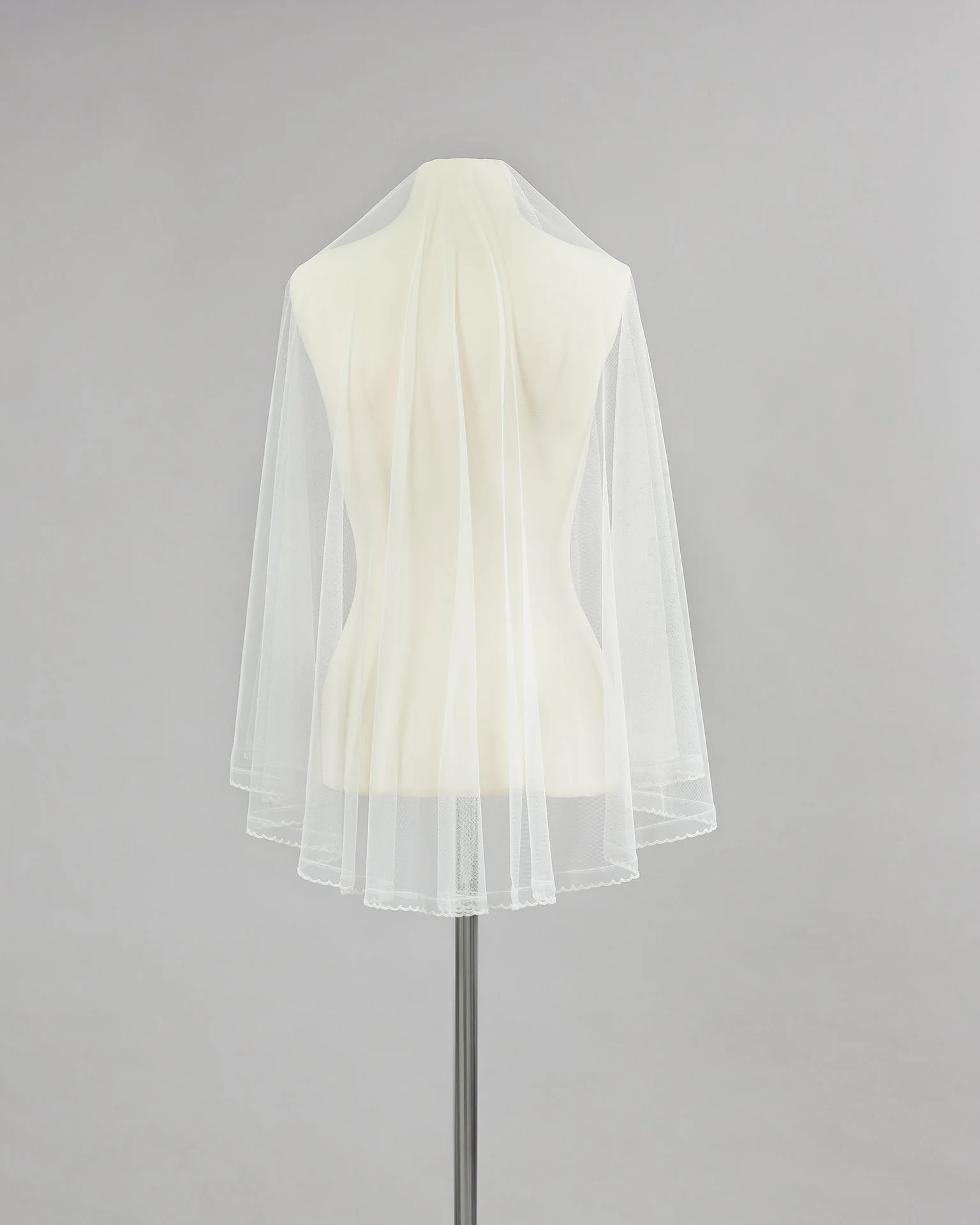 Rosa Clará Couture Scalloped Edge Tulle Bridal Veil - Image 2