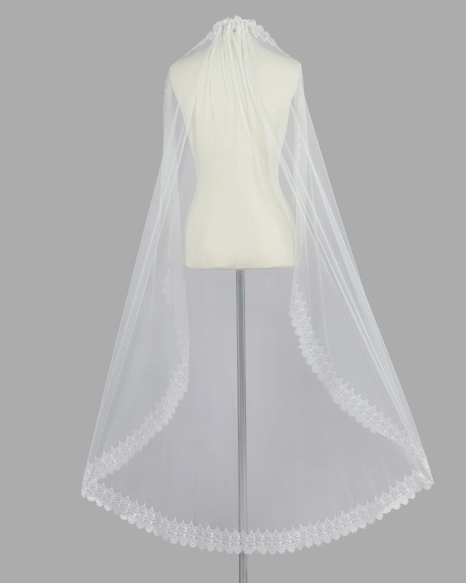 Rosa Clará Soft Tulle and Lace Bridal Veil with Pearls - Image 4