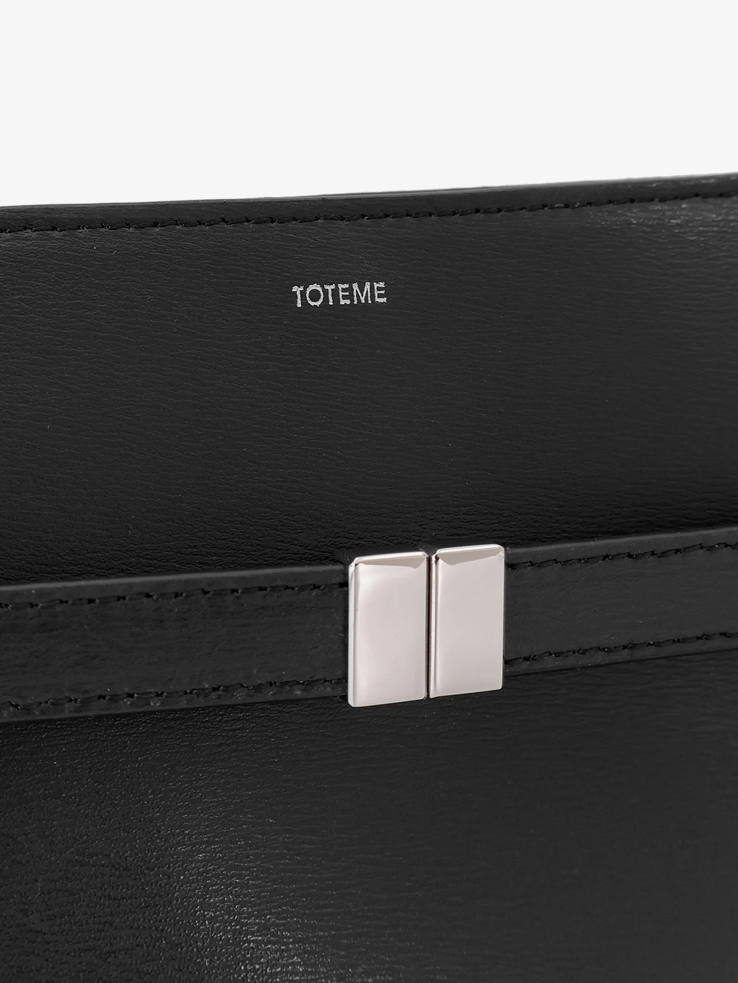 Toteme Belted Leather Crossbody Bag - Image 5