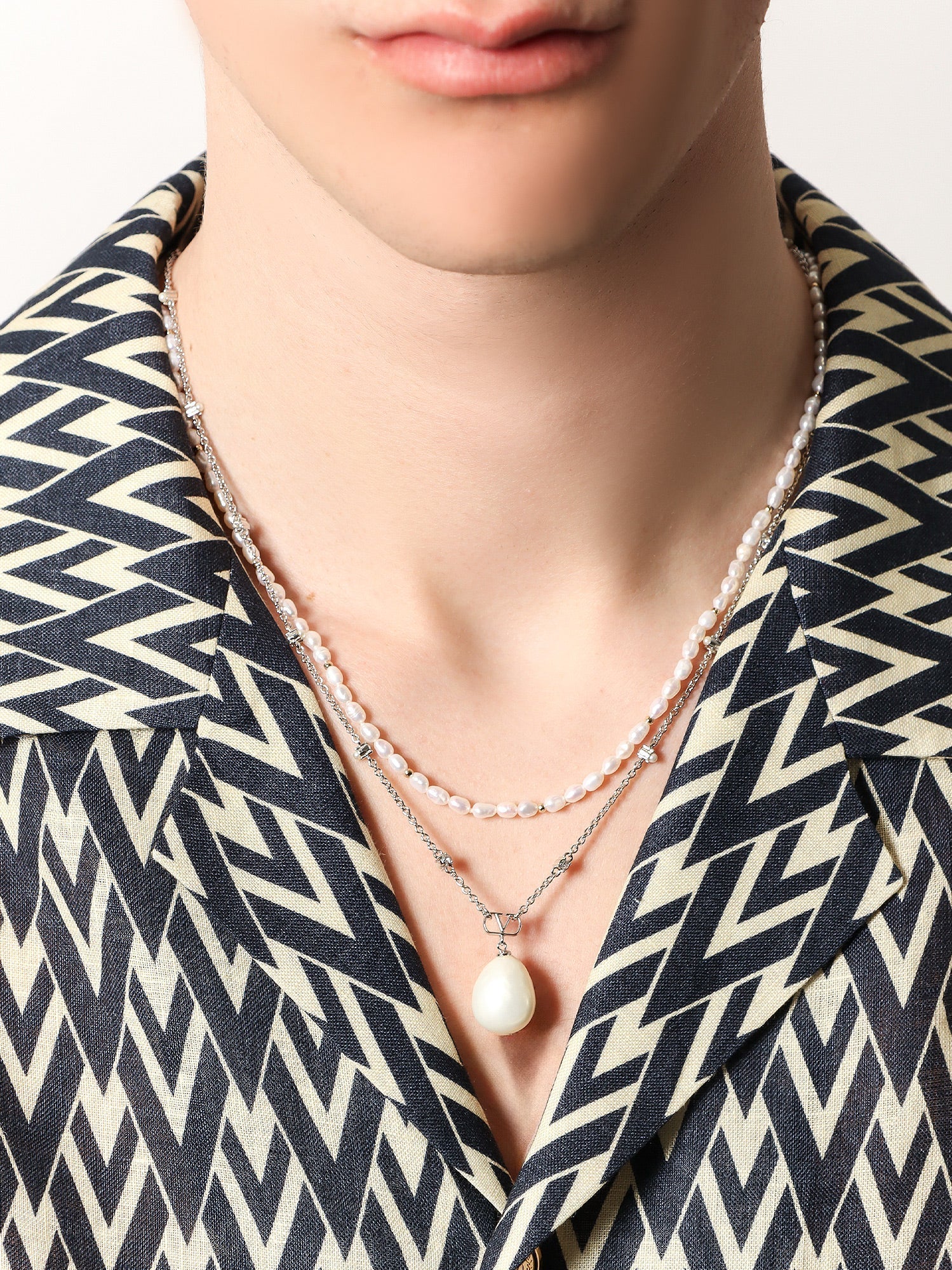 Valentino Garavani Metal Necklace With Pearls - Image 2